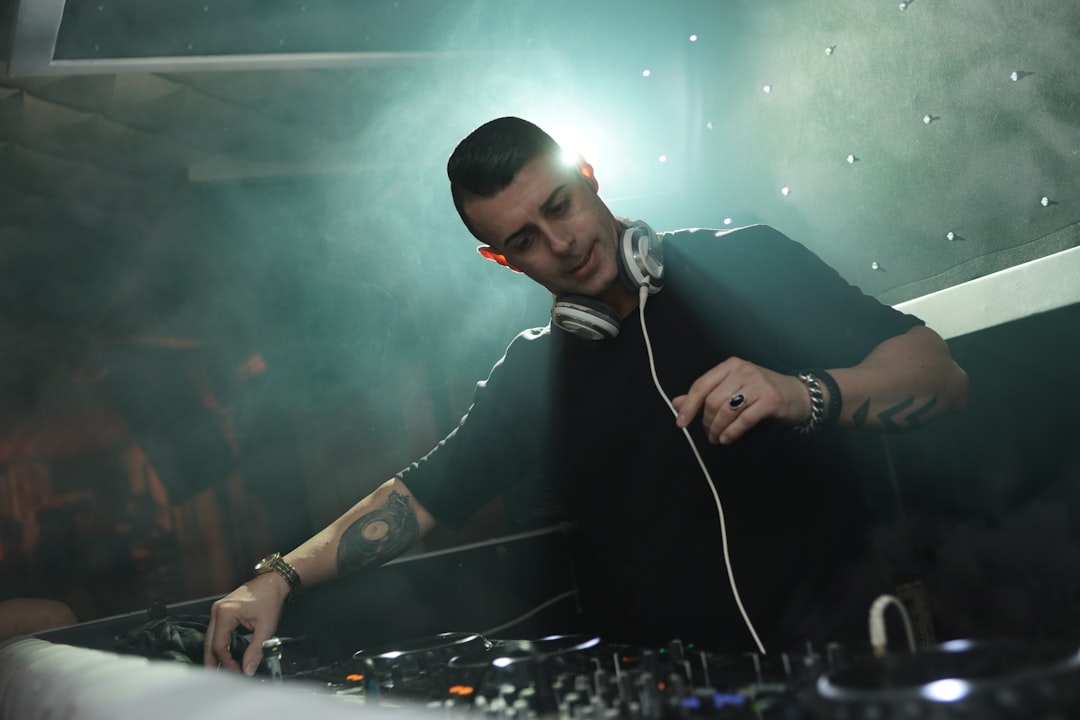 Scatto rubato a peppe durante un cambio in consolle, Bside club 2018